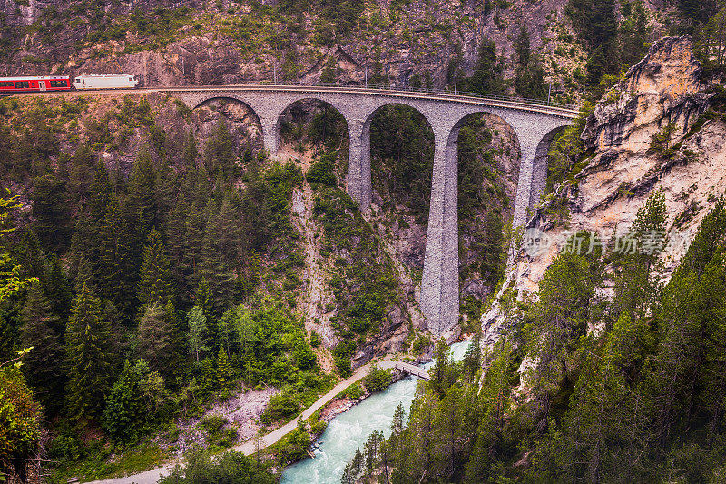 火车穿过兰德瓦瑟高架桥，raethian铁路- Graubunden，瑞士